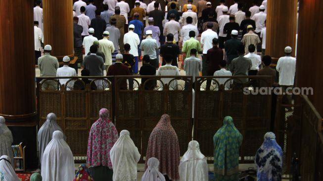 Umat Islam menunaikan shalat Tarawih pertama di Masjid Agung Al-Barkah, Kota Bekasi, Senin (12/4/2021).  [Suara.com/Dian Latifah] 