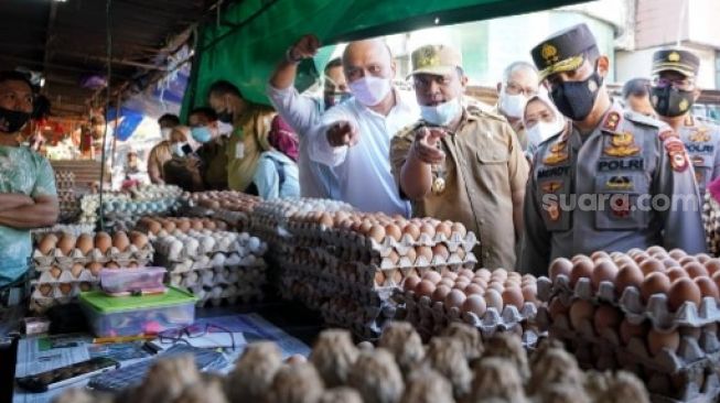 Plt Gubernur dan Kapolda Sulsel Tinjau Harga Bahan Pokok di Pasar Terong