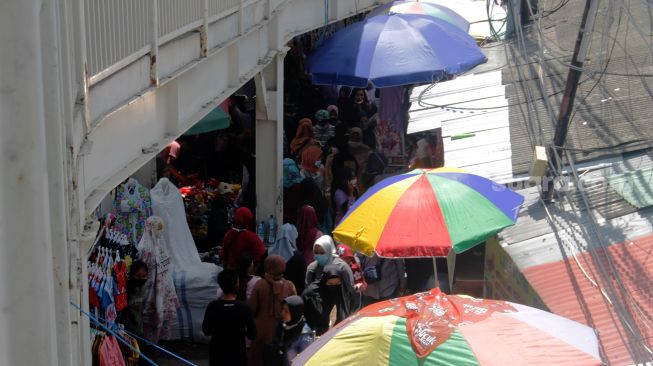 Suasana di bawah jembatan layang di Pasar Tanah Abang, Jakarta Pusat, Senin (12/4/2021). [Suara.com/Dian Latifah]
