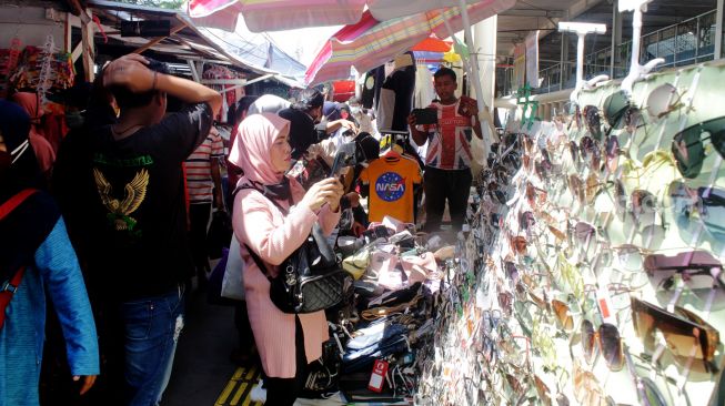 Suasana di bawah jembatan layang di Pasar Tanah Abang, Jakarta Pusat, Senin (12/4/2021). [Suara.com/Dian Latifah]