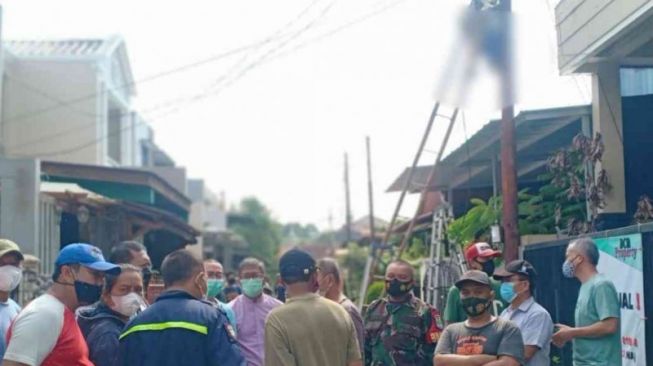 Tewas saat Perbaiki Lampu Jalan, Jasad Ipih Nyender di Tiang Listrik