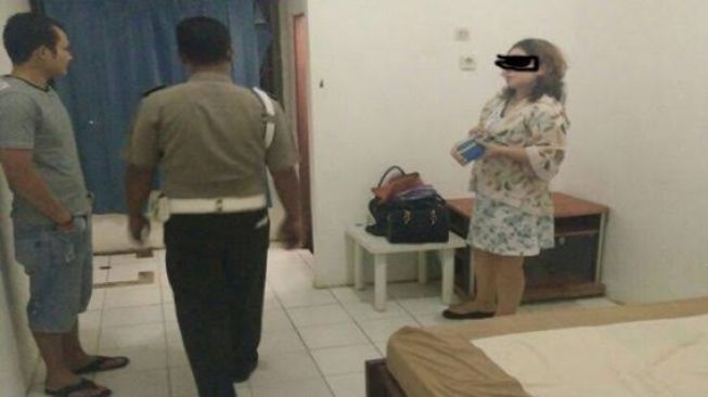 Polisi Brimob Maluku Digerebek Mertua Lagi Bugil Selingkuh Di Rumah Dokter 