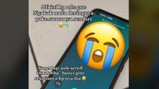 Ponsel Adik Mendadak Berdering saat Main, Gadis Kaget Pas Dengar Suara Ini