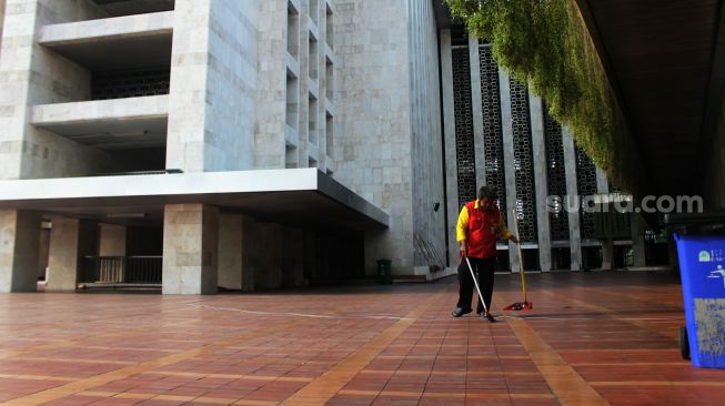 Doa Masuk Masjid dan Keluar Masjid Latin serta Artinya