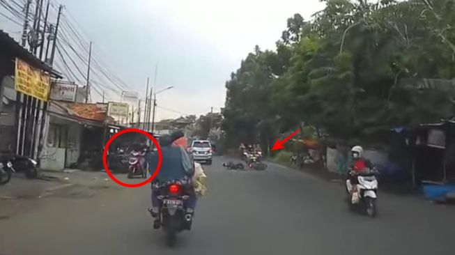 Penunggang Mio Berboncengan Tanpa Helm dan Melawan Arah, Pemotor Lain Malah Kena Apes