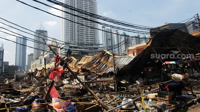  Suasana pasar Kambing atau Pasar Kebon Melati setelah kebakaran di Jalan Sabeni Raya, Jakarta, Senin (12/4/2021). [Suara.com/Dian Latifah]