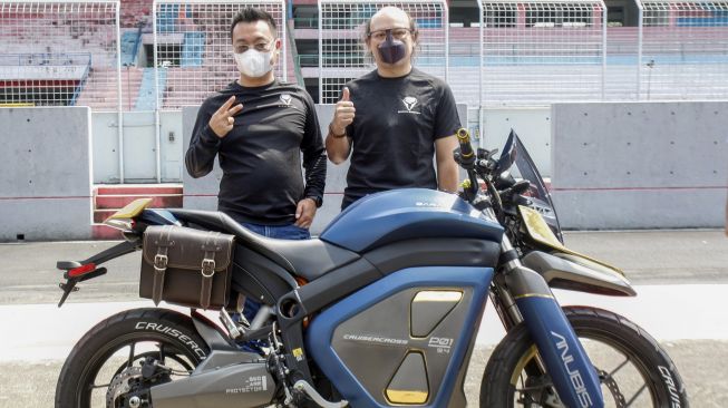 CEO Baran Energy Victor Wirawan (kiri) dan Co-founder Baran Energy Ari Sigit Soeharto (kanan) berpose di depan motor listrik Anubis Cruisercross saat peluncuran di Sirkuit Sentul, Kabupaten Bogor, Jawa Barat, Senin (12/4/2021). ANTARA FOTO/Yulius Satria Wijaya