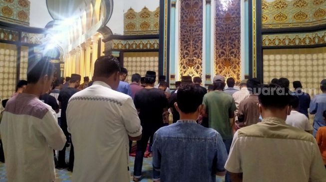 Salat Tarawih di Masjid Raya Medan, Masih Ada Jemaah Tak Pakai Masker