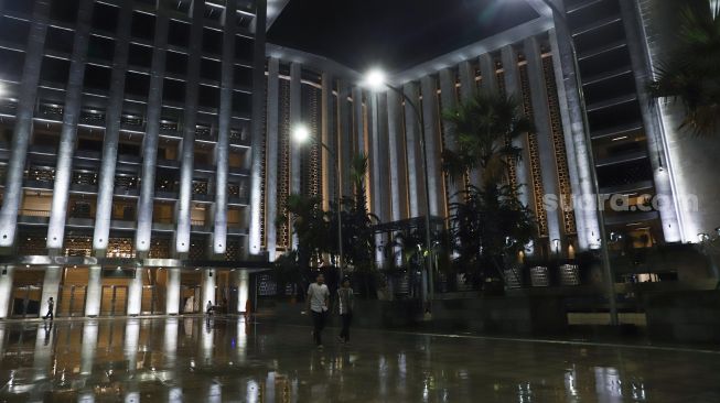 Warga meninggalkan area masjid usai melaksanakan ibadah shalat tarawih di Masjid Istiqlal, Jakarta Pusat, Senin (12/4/2021). [Suara.com/Alfian Winanto]