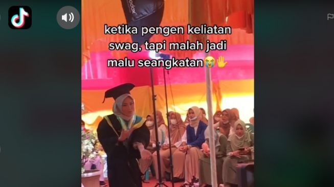 Ingin Terlihat Swag Pas Wisuda, Mahasiswi Ini Malah Permalukan Diri Sendiri