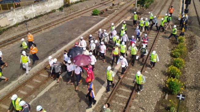 Kawal Kereta Cepat Jakarta Bandung, Menko Luhut Kunjungi Stasiun Padalarang