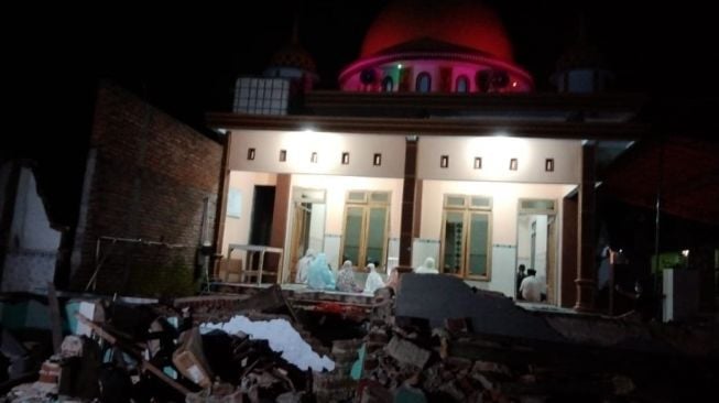 Salat Tarawih Pertama di Majang Tengah, Desa Terdampak Gempa Bumi