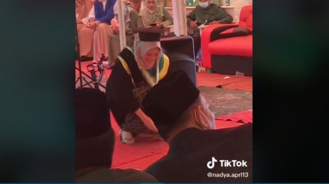 Aksi mahasiswi saat wisuda (tiktok.com/@nadya.aprl13)