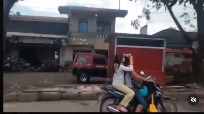 The Real Anak Berbakti, Cewek Ini Carikan Kutu Ibunya Sambil Naik Motor