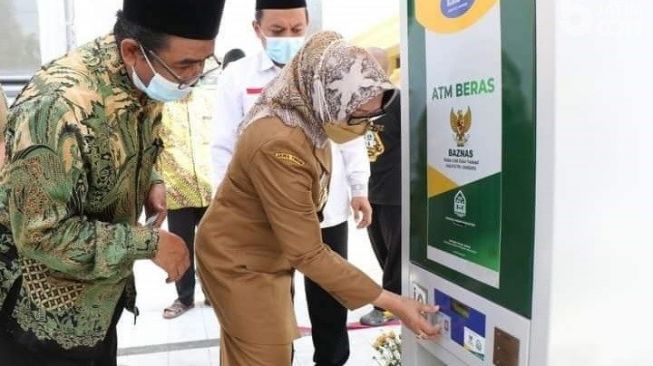 Jombang Launching ATM Beras, Gesek Kartu Baznas dan KTP Dapat 5 Liter Beras