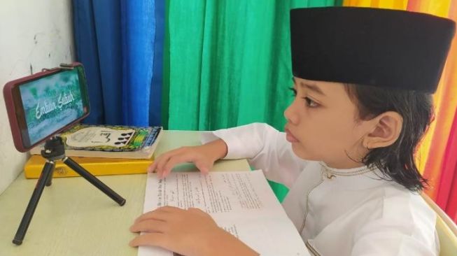 Kisah Guru Agama di Banyumas Ajak Siswanya Nyantri Virtual Saat Ramadhan