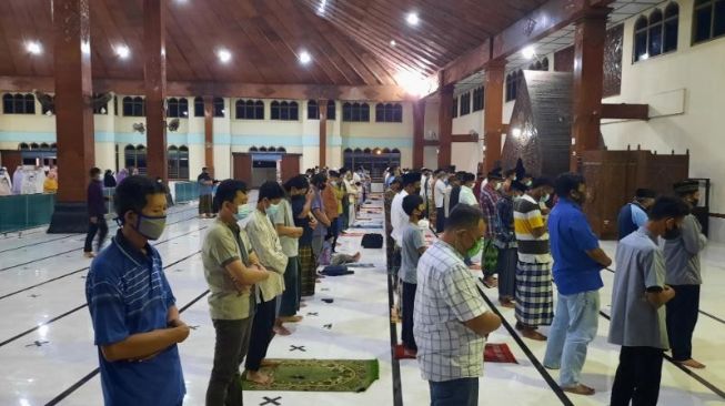 Hari Pertama Tarawih, Masjid Agung Bantul hanya Dihadiri Lima Shof Jamaah