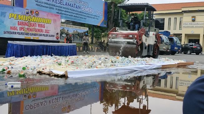 4 Ribu Botol Miras Dimusnahkan Polisi Surabaya di Hari Pertama Ramadhan