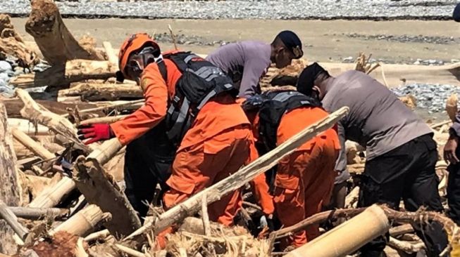 Operasi SAR Pencarian Korban Bencana Banjir Bandang NTT Diperpanjang