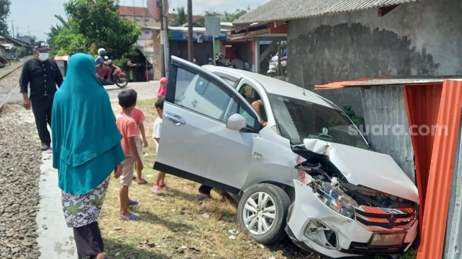 Ditubruk Kereta Api, Ertiga 4  Penumpang Ringksek