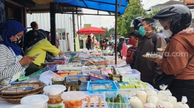 Suasana pasar sore di Kampoeng Ramadhan Jogokariyan (KRJ) Ramadan 2021 atau 1442 H, yang tetap diselenggarkan. Ratusan stan dagangan makanan untuk berbuka puasa atau takjil sudah berderet rapi di sepanjang Jalan Jogokariyan pada Selasa (13/4/2021) sore. - (SuaraJogja.id/Hiskia Andika)