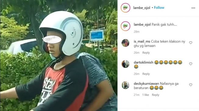 Ekspresi pemotor kala melihat polisi yang tengah bertugas di jalanan (Instagram)