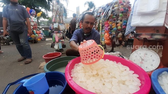 Marta Wijaya, pedagang kolang-kaling tahunan saat momen puasa Ramadhan di Pasar Serpong, Tangsel, Senin (12/4/2021). [Suara.com/Wivy Hikmatullah]