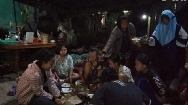 Sahur Pertama Puasa Ramadhan di Tenda Pengungsian Korban Gempa Malang