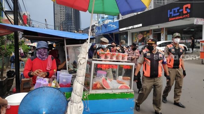 Diawasi Satpol PP dan Polisi, Pasar Takjil Benhil Tampak Sepi