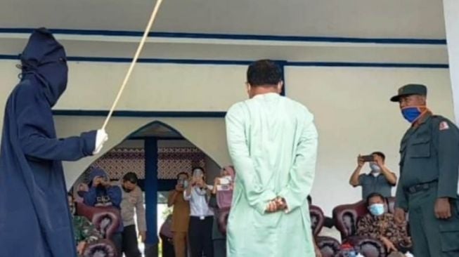 Lakukan Pelecehan Seksual, Budiman Dihukum Cambuk 36 Kali