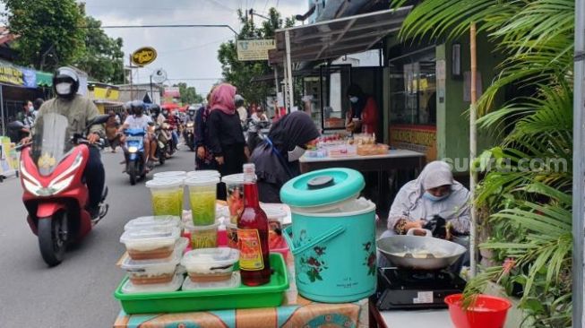 Suasana pasar sore di Kampoeng Ramadhan Jogokariyan (KRJ) Ramadan 2021 atau 1442 H, yang tetap diselenggarkan. Ratusan stan dagangan makanan untuk berbuka puasa atau takjil sudah berderet rapi di sepanjang Jalan Jogokariyan pada Selasa (13/4/2021) sore. - (SuaraJogja.id/Hiskia Andika)