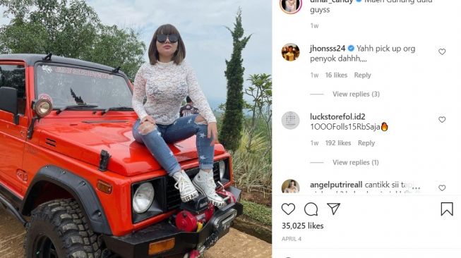 Dinar Candy suka sekali pose di atas kap mesin (Instagram)