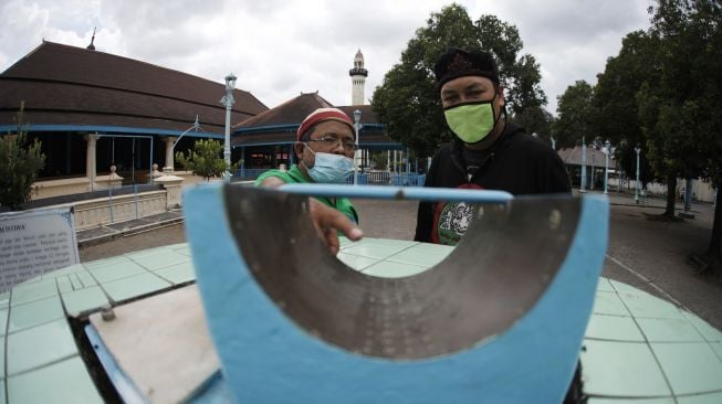 Pengunjung melihat Jam Istiwa atau Jam Bencet yang berada di halaman Masjid Agung Solo, Jawa Tengah, Selasa (13/4/2021).  ANTARA FOTO/Maulana Surya
