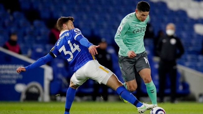 Bek Brighton & Hove Albion Joel Veltman (kiri) berusaha menghentikan pergerakan penyerang Everton James Rodriguez dalam lanjutan Liga Inggris di Stadion Amex, Brighton, Inggris, Senin (12/4/2021) waktu setempat. (ANTARA/REUTERS/POOL/Paul Childs)