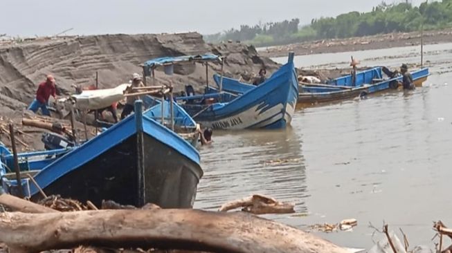 Ratusan Warga Demo Tolak Penutupan Tambang Pasir di DPRD Kendari