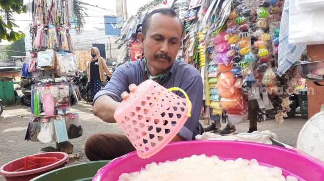 Marta Wijaya, pedagang kolang-kaling tahunan saat momen puasa Ramadhan di Pasar Serpong, Tangsel, Senin (12/4/2021). [Suara.com/Wivy Hikmatullah]