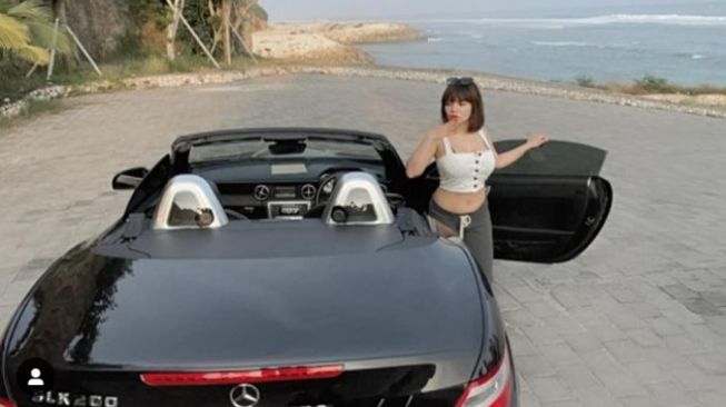Dinar Candy bersama Mercedes-Benz kap terbuka (Instagram)