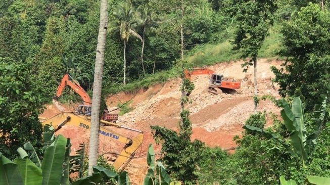 Bukit Diduga Tambang Ilegal di Campang Raya Bandar Lampung Masih Dikeruk