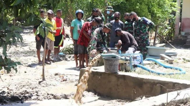 Personel Kodim 1605/Belu Bersihkan Sumur Warga Pasca Terendam Banjir