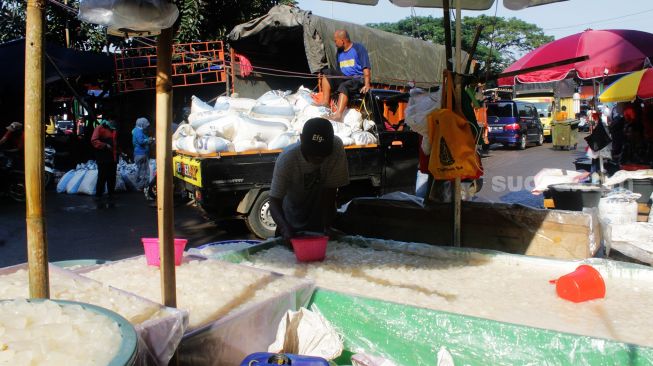 Suasana pasar kolang-kaling di Pasar Induk Kramat Jati, Jakarta Timur, Rabu (14/4/2021). [Suara.com/Dian Latifah]
