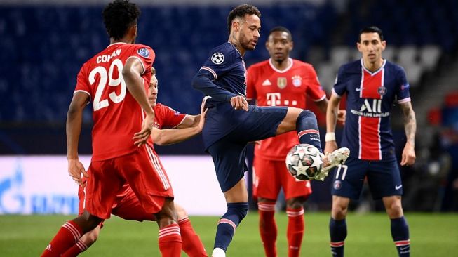 Penyerang Paris Saint-Germain (PSG), Neymar, coba mempertahankan bola dari kepungan pemain Bayern Munich dalam laga leg kedua babak perempat final Liga Champions, di Parc des Princes, Rabu (14/4/2021) dini hari WIB. [FRANCK FIFE / AFP].