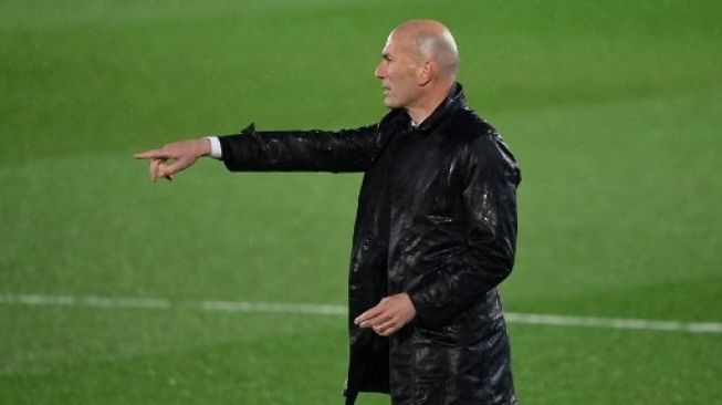 Pelatih Real Madrid Zinedine Zidane memberi instruksi kepada pemainnya dalam pertandingan La Liga kontra Barcelona di Estadio Alfredo Di Stefano, 11 April 2021. [AFP]