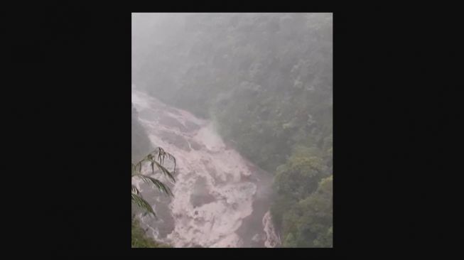 Lahar Hujan Gunung Merapi Banjiri Kali Boyong, Pipa Air Bersih Terputus