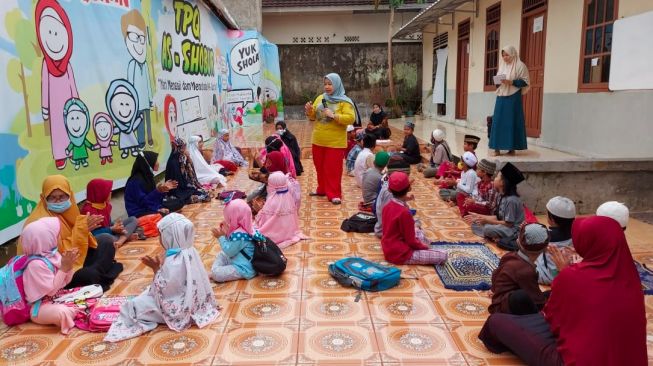 Trik Selvia Assoburu Mengajarkan Al-Quran pada Anak-anak