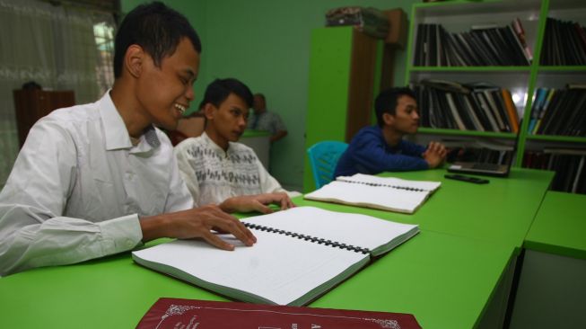 Sejumlah pelajar penyandang tuna netra mengikuti Tadarus Al Quran di Yayasan Tunanetra Raudlatul Makmufin Serpong, Tangerang Selatan, Banten, Rabu (14/4/2021). ANTARA FOTO/Muhammad Iqbal