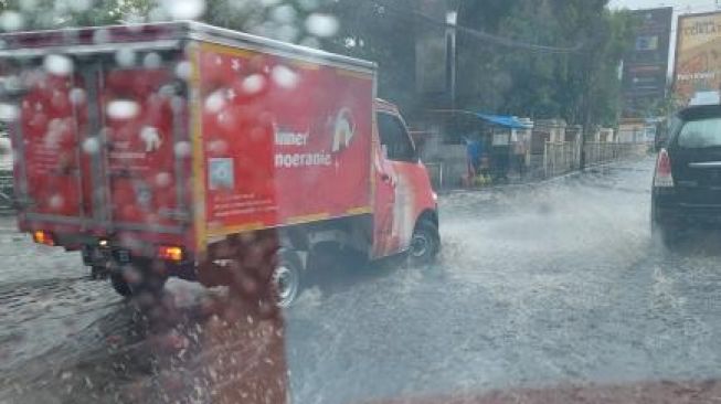 Hujan Deras, Sejumlah Ruas Jalan di Kota Bandung Terendam Air