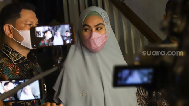 Aktris Kartika Putri menemui awak media usai menjalani mediasi di Polda Metro Jaya, Jakarta Selatan, Rabu (14/4/2021). [Suara.com/Alfian Winanto]