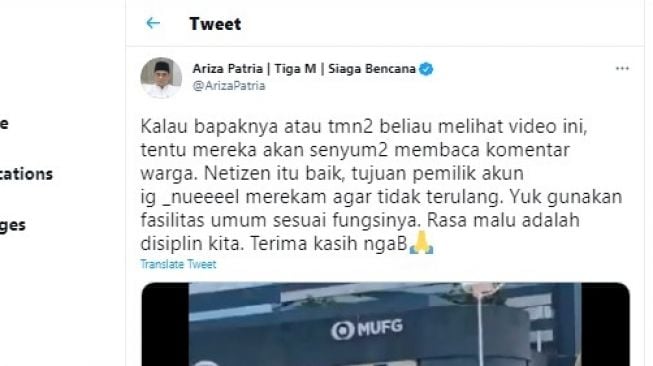 Cuitan Ahmad Riza Patria soal video viral pria keramas di fasilitas umum.[Twitter/@ArizaPatria]