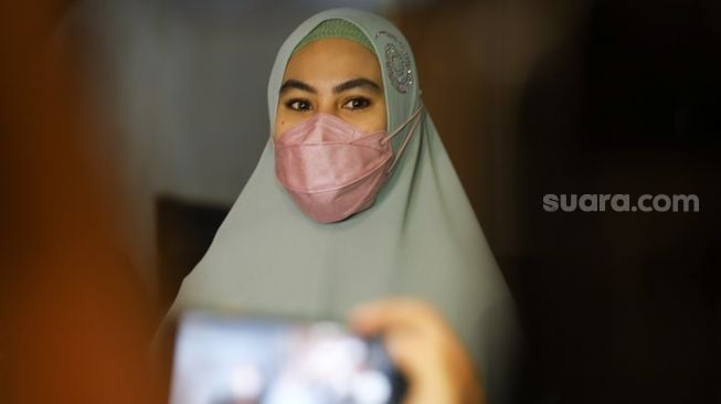 Viral Pria Diduga Lecehkan Pakaian Muslim, Kartika Putri Geram: Gak Ada Bahan Bercandaan Lain?