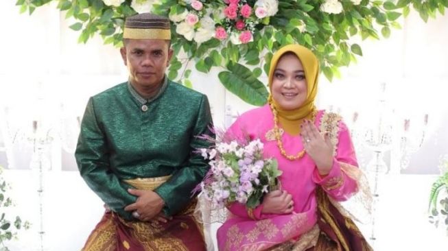 Bau Tenri Abeng (31 tahun) menikah dengan Raja Muhammad Hasbi (47 tahun) dengan mahar dua keping bitcoin. Setara Rp 1,6 miliar / [SuaraSulsel.id / Dokumentasi Bau Tenri]